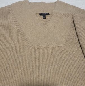 Banana Republic Vneck Long Sleeves Sweater in tan color